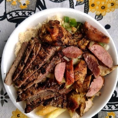 Churrasco Misto (alcatra,linguiça toscana,kafta,lombo suíno e drumet) Acompanha: arroz,feijão,farofa,molho vinagrete e batata frita.