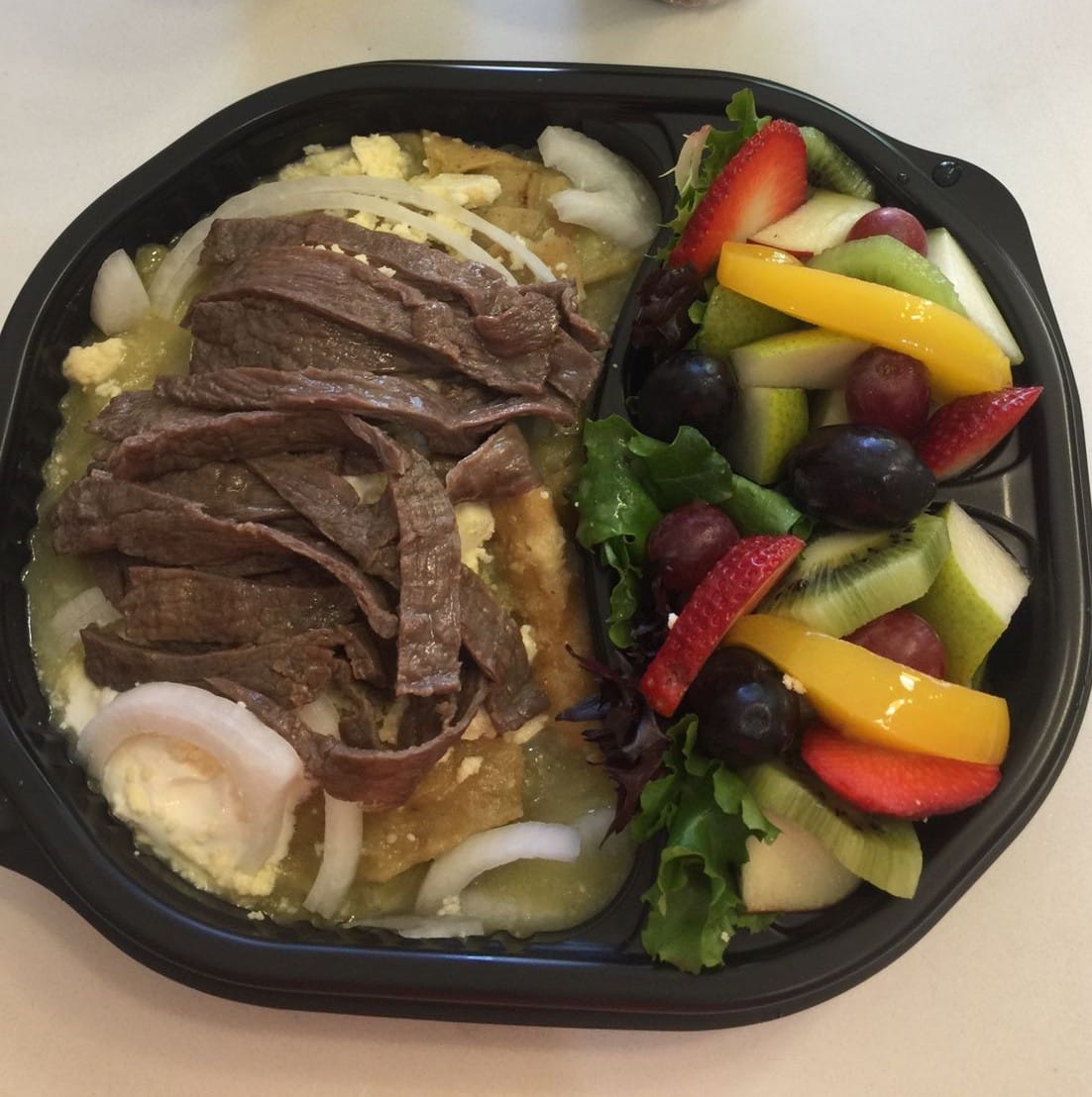 Chilaquiles Verdes con Cecina+ Ensalada de Frutas