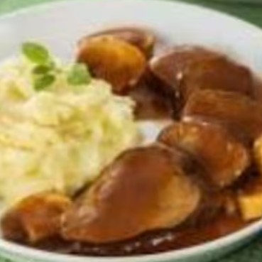 Arroz, feijão, farofa, fritas e salada