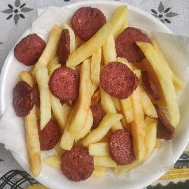 Arroz,feijão,farofa,molho vinagrete,batata frita e linguiça toscana.