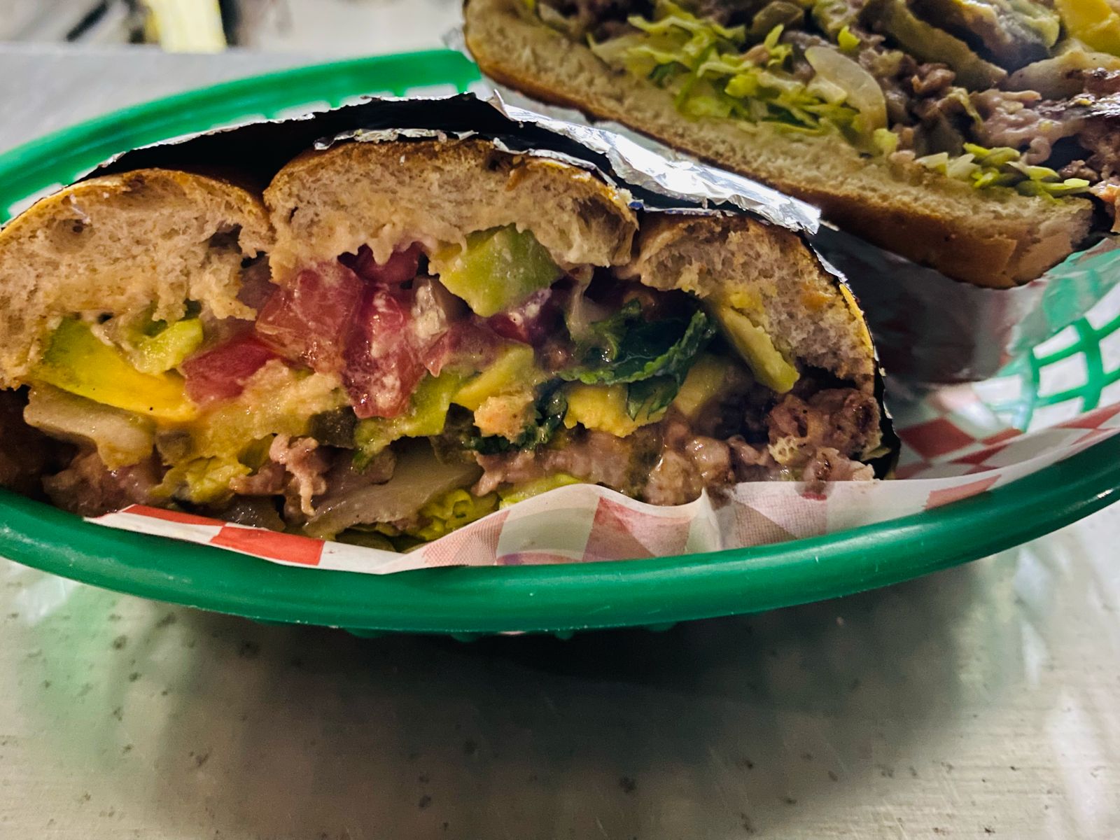 Torta de asada con guacamole