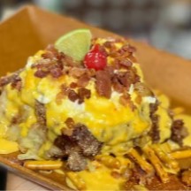 Costelinha Suína (Porção de aprox. 200 gr*), desossada e recheada com mussarela e Cream Cheese e cobertura de Cheddar Cremoso e bacon. *Nossos produtos são pesados in natura, ou seja antes de ir para a brasa, logo sofrem alteração de peso. Costela cozida na brasa em filme de poliester por 6 horas e finalizada na brasa com barbecue.