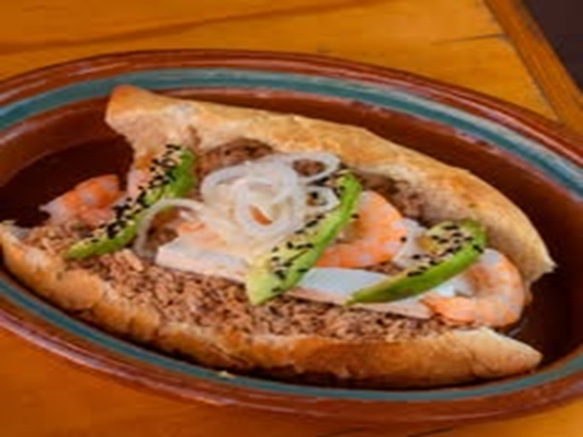 Torta Ahogada de Carne y Panela