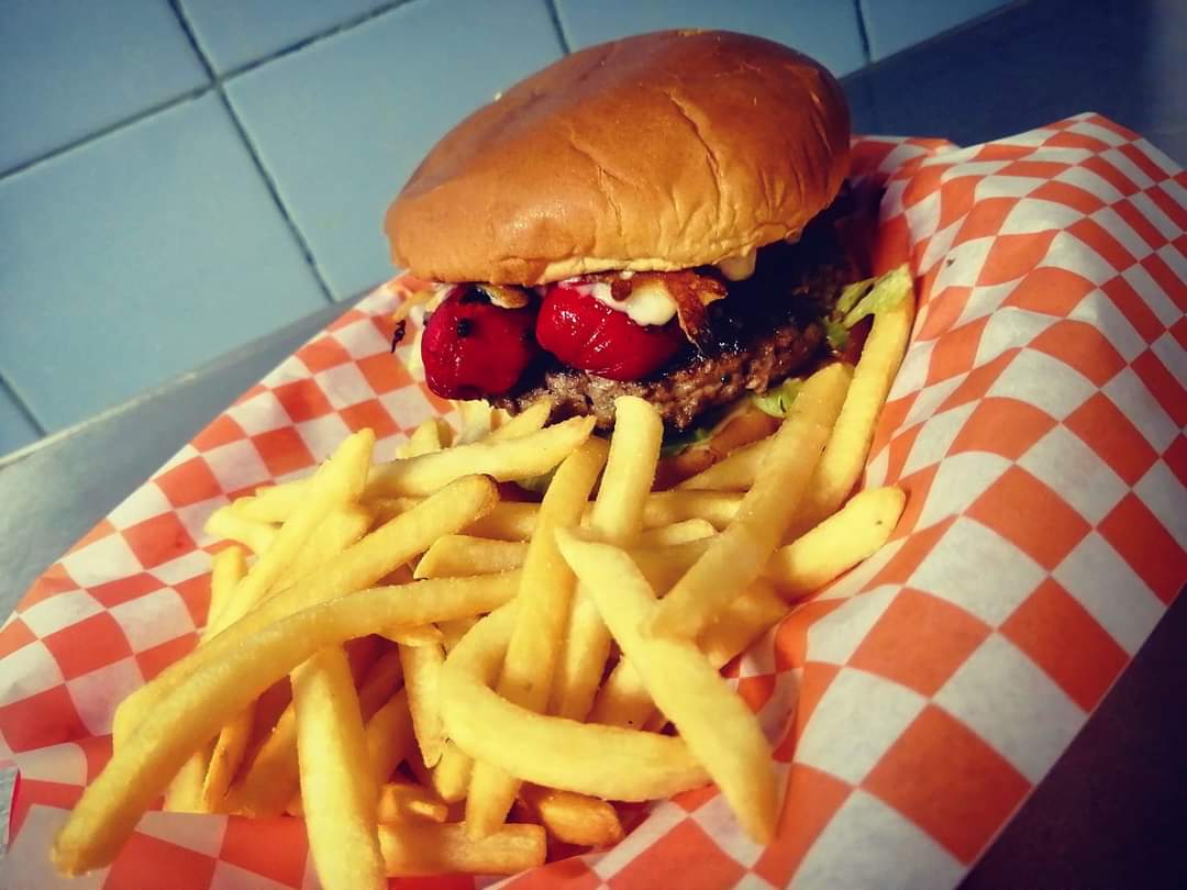 Hamburguesa Salchisada + Papas Fritas
