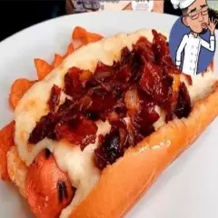 3 Hot-Dog's con Tocino y Queso Manchego Gratinado.