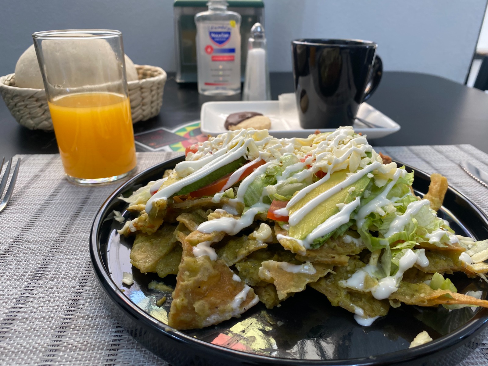 Chilaquiles con Pollo o Huevo Estrellado