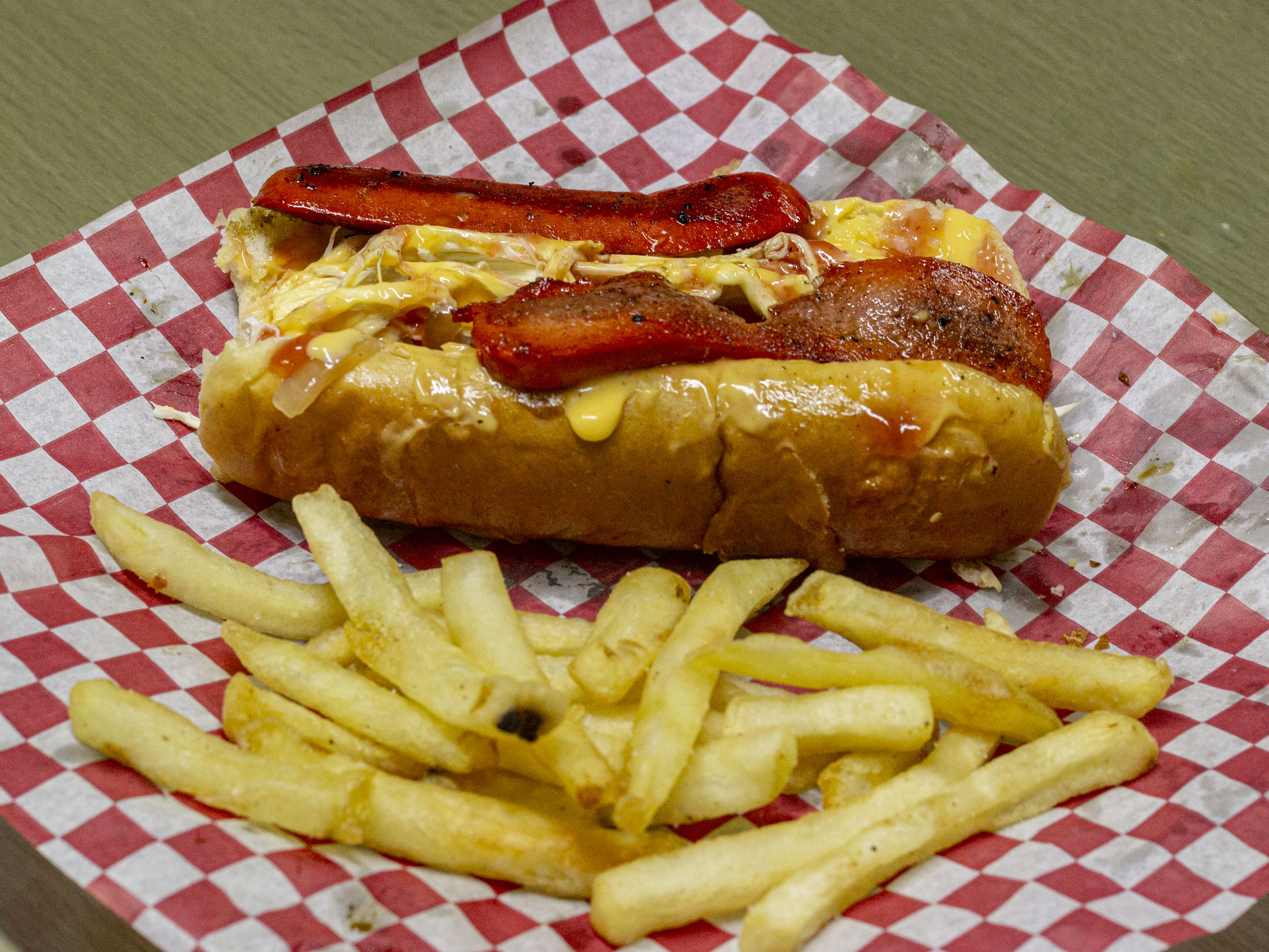 Hot dog de Salchichón con papas