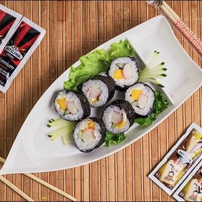 Alga, arroz, manga, pepino, kani, gergelim