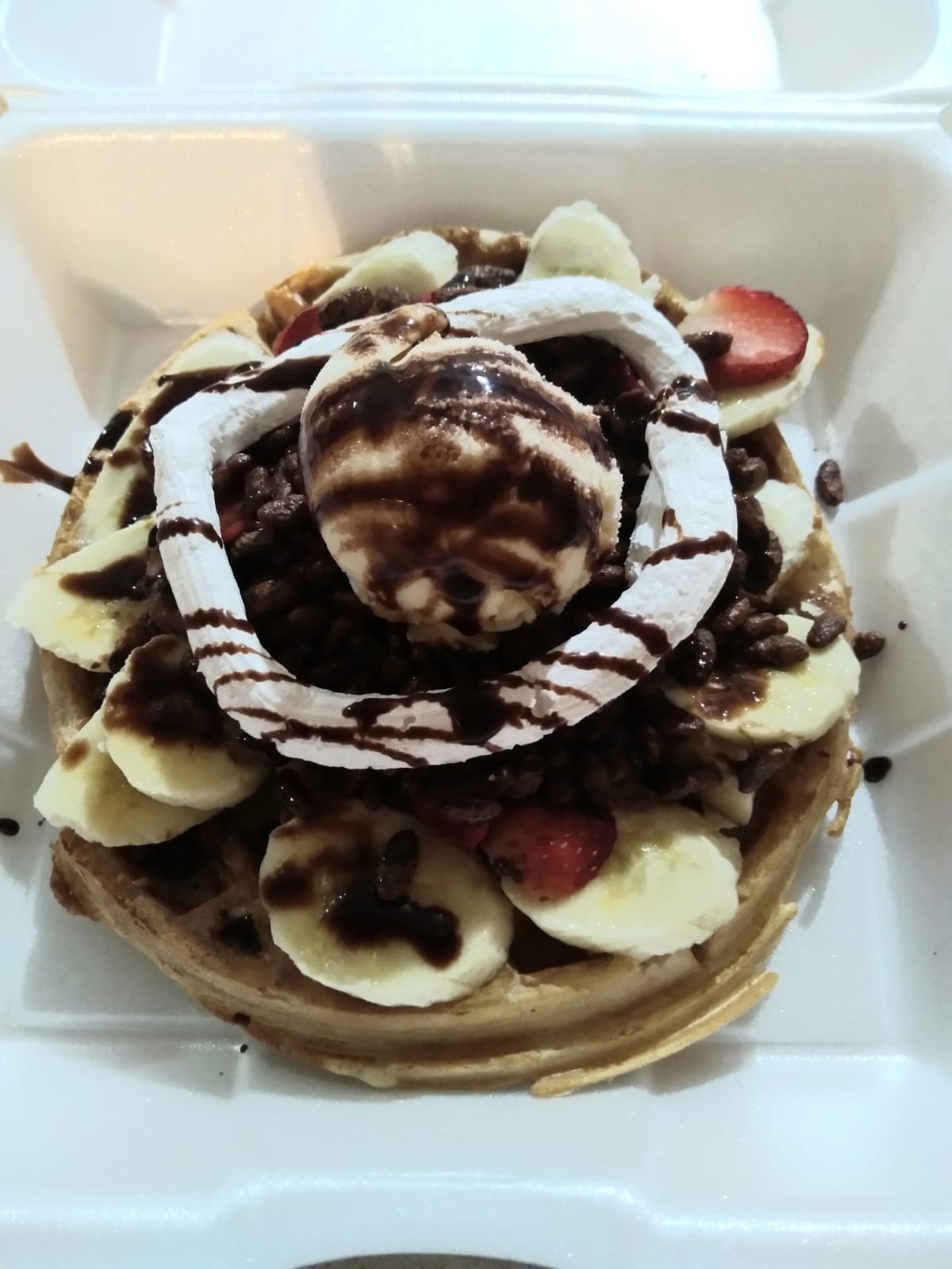 Waffle con Fruta y Helado