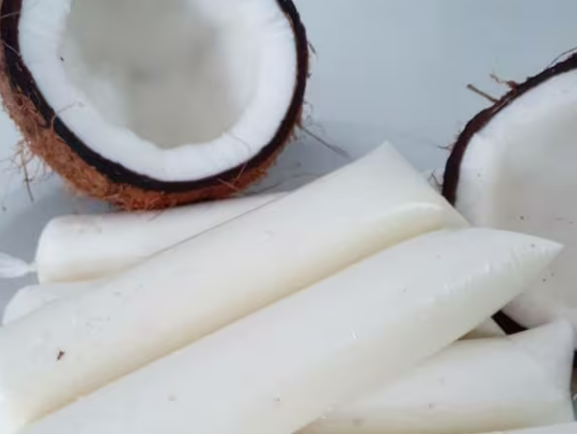 Um clássico do verão em versão premium! Delicie-se com o nosso sacolé cremoso, feito com coco ralado em flocos e uma base aveludada de leite condensado e creme de leite. O sabor tropical e a textura suave que derretem na boca. Irresistível!