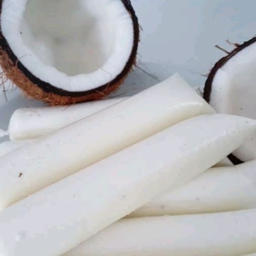 O sacolé de sabor coco fresco ao leite é uma verdadeira delícia tropical! Imagine um saquinho geladinho, que quando mordido, revela um interior cremoso e saboroso. Feito com leite fresco e pedacinhos de coco, ele combina a suavidade do leite com a textura e o sabor marcante do coco.