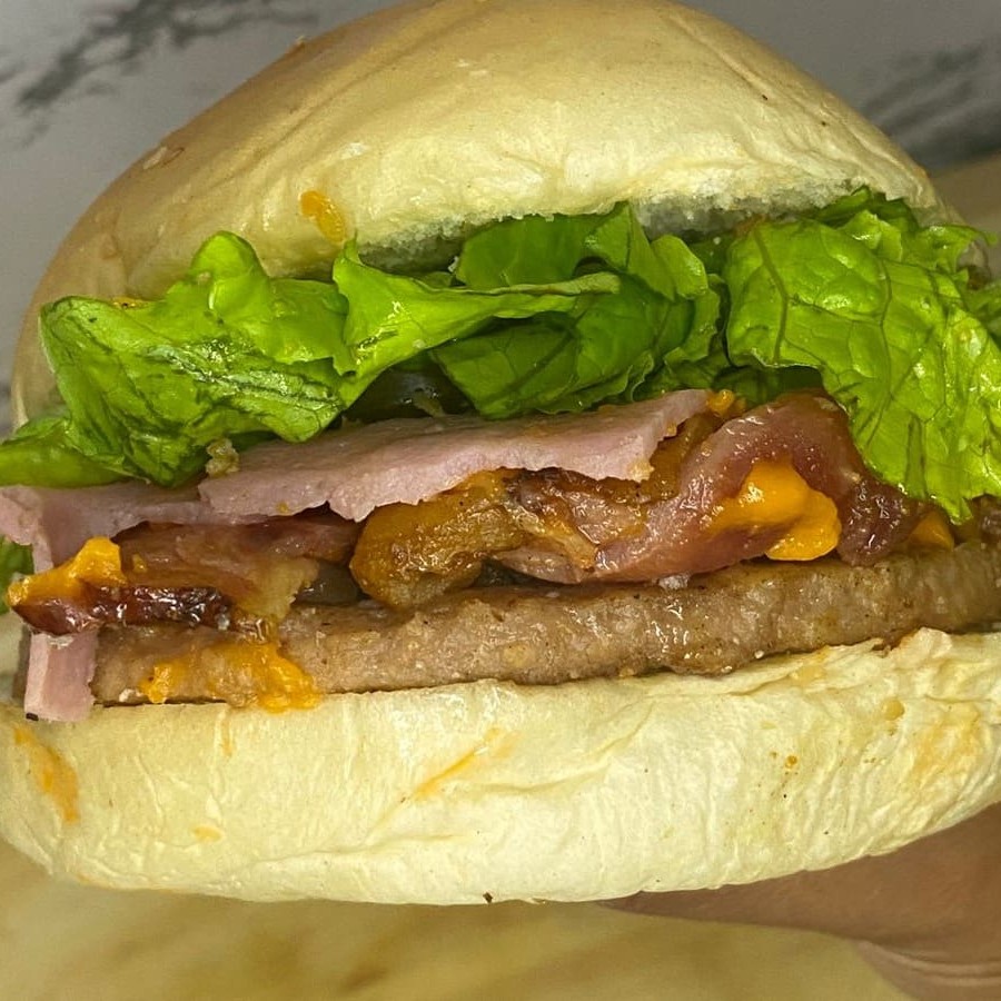 Acompanha: pão, carne, queijo, bacon , presunto, salada , batata palha e molho especial.