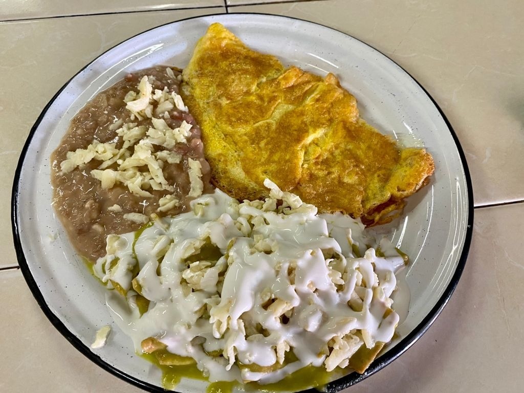 Omelette con Asadero y Chilaquiles