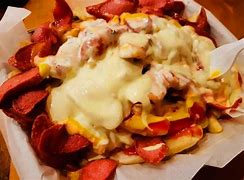 Salchipapa Quesuda con Tocineta