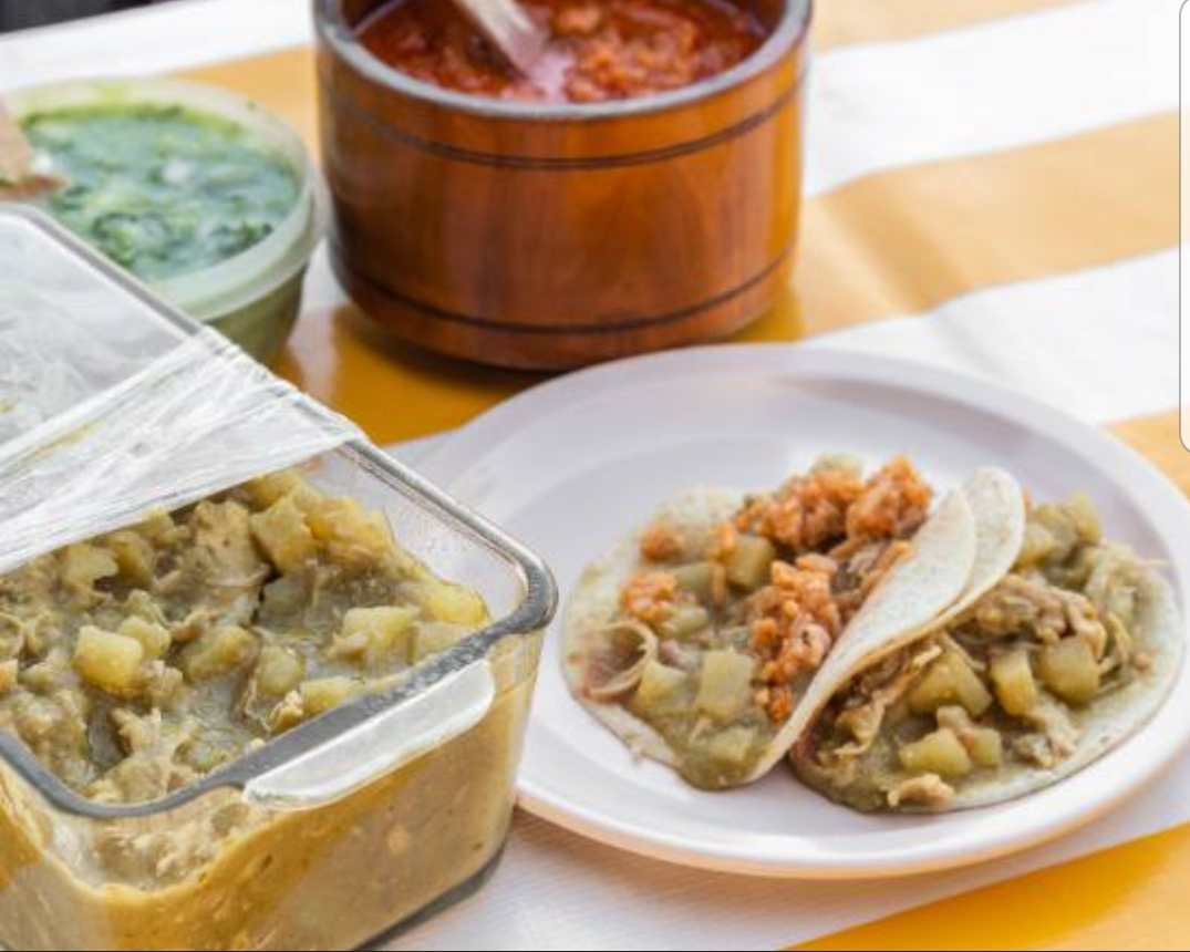 TACO DE MOLE VERDE CON POLLO Y PAPA