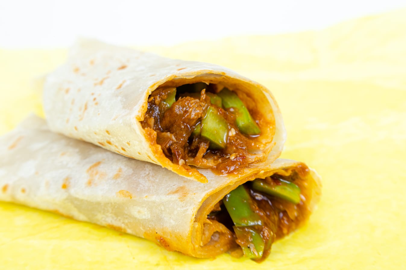 Burrito costilla de puerco en chile guajillo nopal
