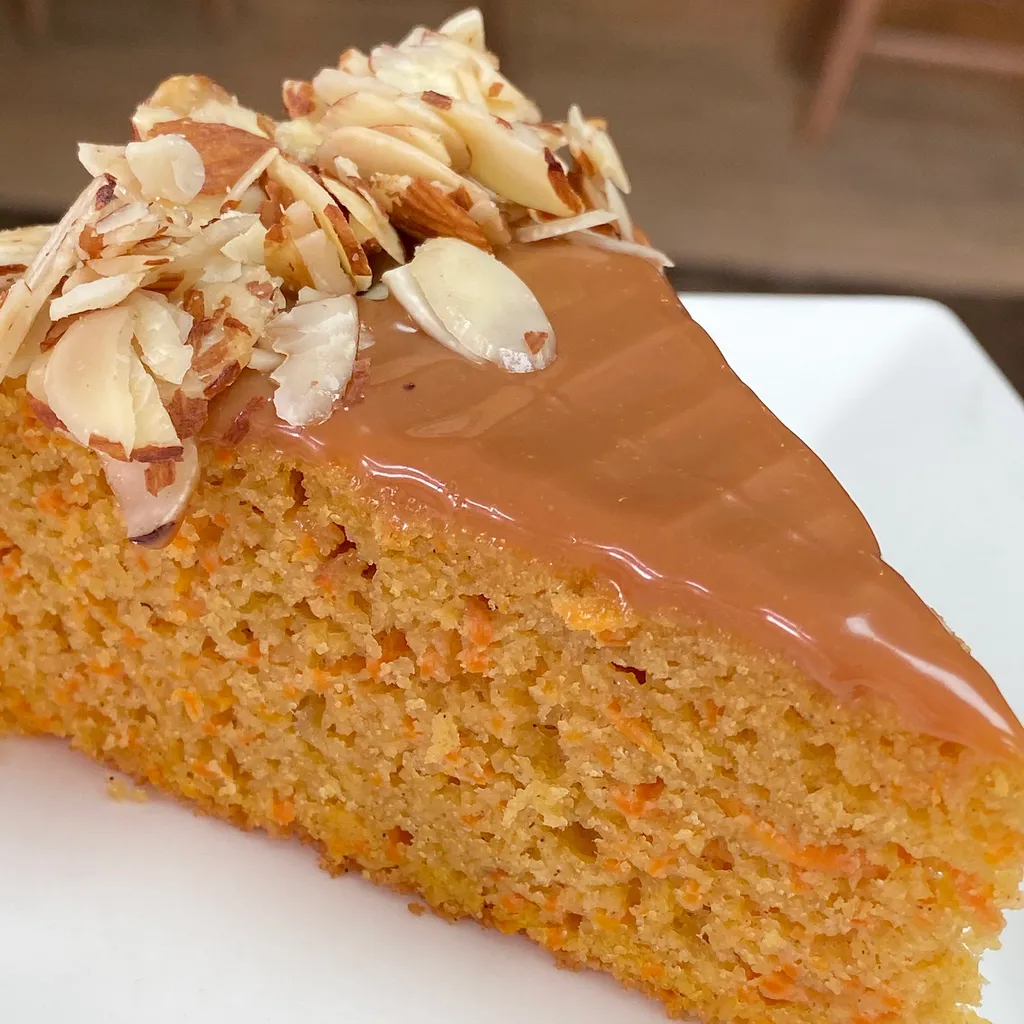 Porción Cake Zanahoria, Arequipe y Almendras