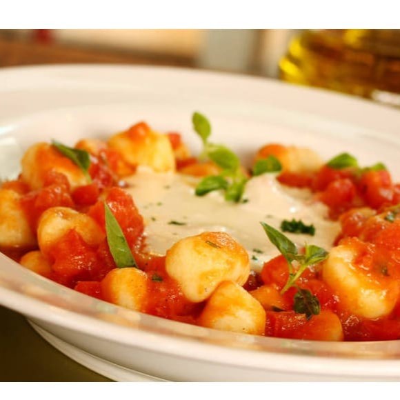 """Delícia Italiana: Nhoque ao Molho Pomodoro"" Descrição: Prepare-se para uma experiência gastronômica inigualável com o nosso Nhoque ao Molho Pomodoro, um verdadeiro abraço de sabor em cada garfada. Nossa massa artesanal de 200g, feita com opções irresistíveis de batata inglesa, aipim com ervas, batata doce ou espinafre, é cozida perfeitamente para criar a textura perfeita.  A estrela deste prat