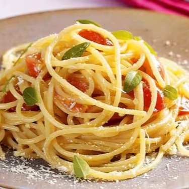 Aqui você escolhe qual tipo de espaguete deseja e uma proteína para acompanhar. Além disso, nós finalizaremos com queijo.