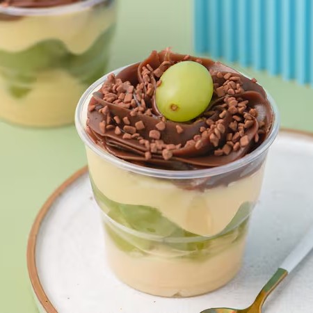 Deliciosa sobremesa feita com uvas verdes sem caroço, brigadeiro branco e brigadeiro de chocolate ao leite.