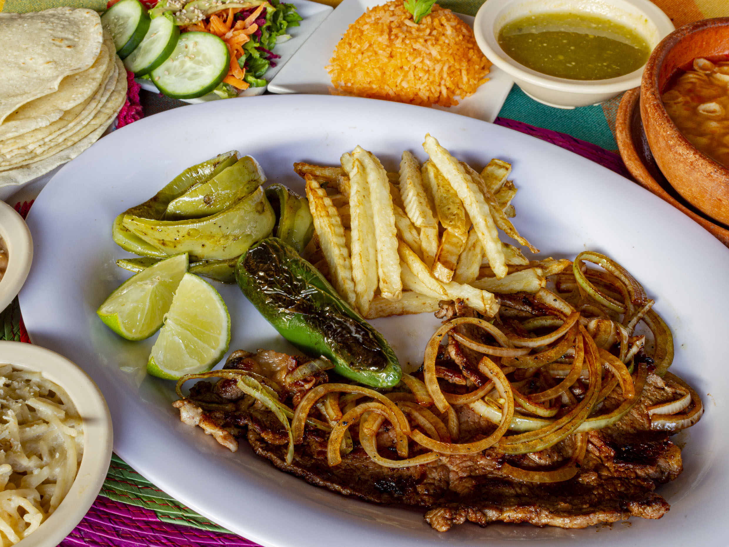Bistec de res encebollado