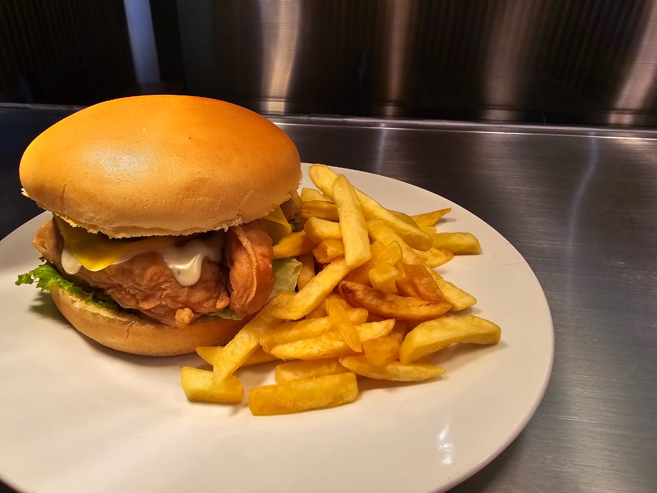Hamburguesa con Papas y Refresco