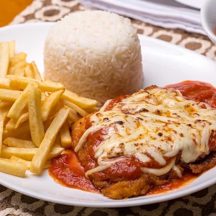 Arroz branco, feijão preto,  batata frita e  frango a parmegiana