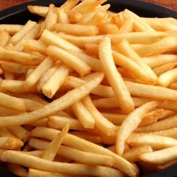 Porção de batata frita quentinha e crocante