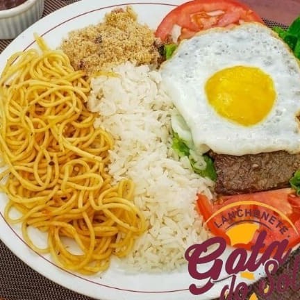 Suculento contra filé a cavalo acompanhado com arroz, feijão, farofa e um complemento Grátis.