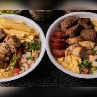 2 Quentinhas de Churrasco misto Acompanha: Arroz, molho vinagrete, farofa, maionese e batata frita.