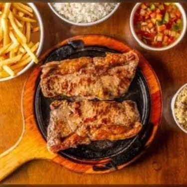 Bife Contra Filé à Campanha. Acompanha batata frita fininha, arroz branco fresquinho , feijão, vinagrete (molho a campanha) e farofa de alho e bacon crocante. Prato no capricho para duas Pessoas. - Ótima indicação para compartilhar! Muito bem servido.