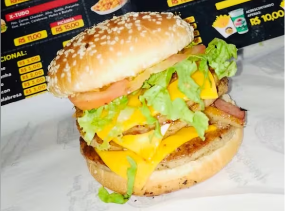 Pão de corte, 3 carnes, 3 fatias de cheddar, ovo, alface, tomate e molho especial