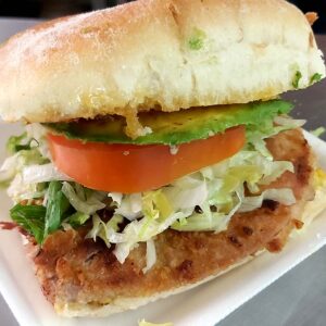 Lonche de Chicharrón en Salsa Verde