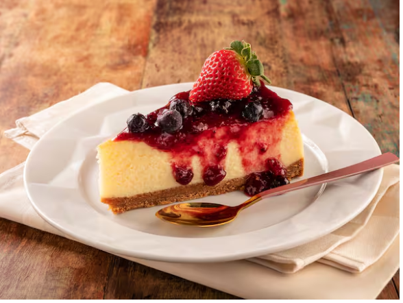 Massa crocante. Creme de cream cheese Original, finalizado com frutas vermelhas e pedaços de morangos.