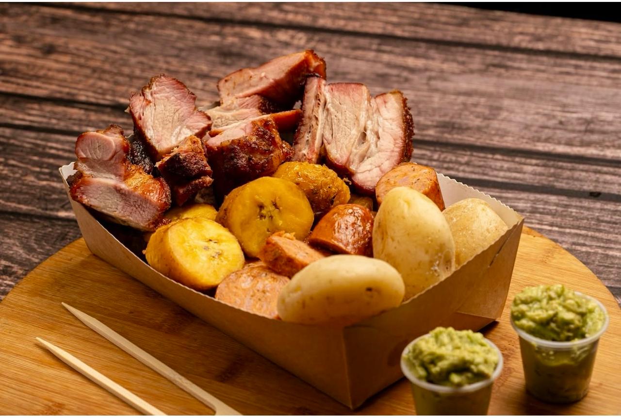 Costilla de cerdo ahumada frita.