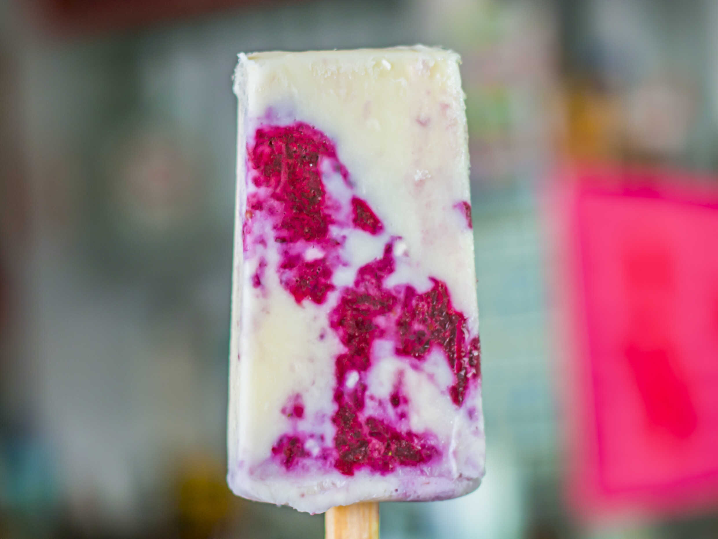 PALETA DE LECHE SABOR QUESO CON ZARZAMORA