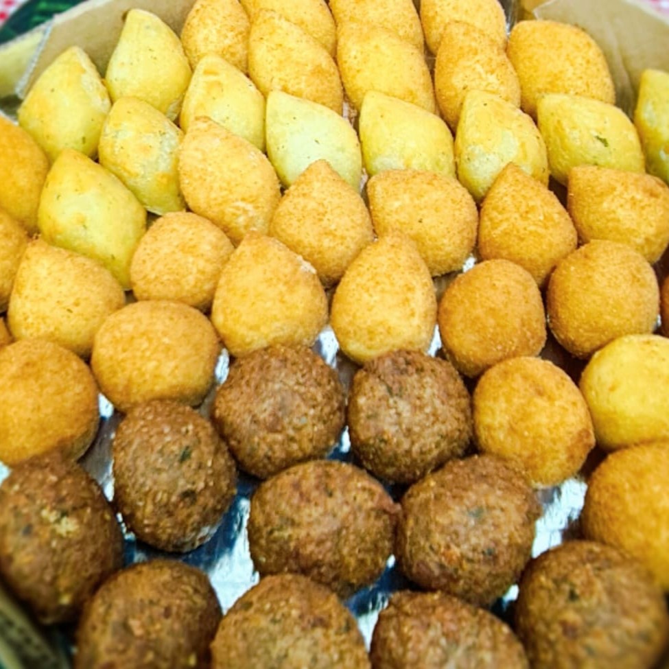 Desfrute da perfeita harmonia entre nossos irresistíveis salgadinhos e a refrescância única da Coca-Cola. Uma combinação feita para satisfazer seus desejos mais deliciosos!