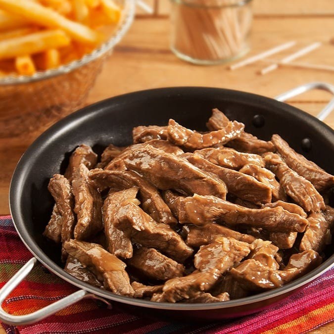 Porção generosa de tiras de alcatra feitas na chapa bem quente. Acompanha Feijão preto, arroz branco, farofa da casa e batata frita. Refeição individual servida em uma marmita de 750ml