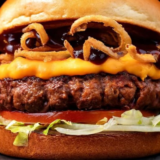 Blend Angus selecionadíssimo com 150g, creme de cheddar fundido, alface americano, tomate fresco, cebola crispy artesanal, delicioso barbecue, finalizado em um pão brioche selado na manteiga. Esse é pra estourar a boa, tá?