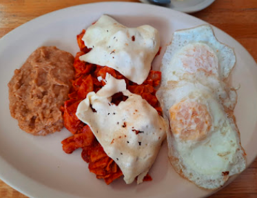 Chilaquiles Montados con 2 Huevos..