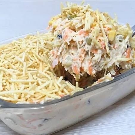 Frango desfiado,cenoura, milho,batata palha, maionese.