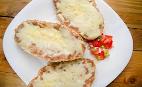 MOLLETE DE FRIJOL CON QUESO
