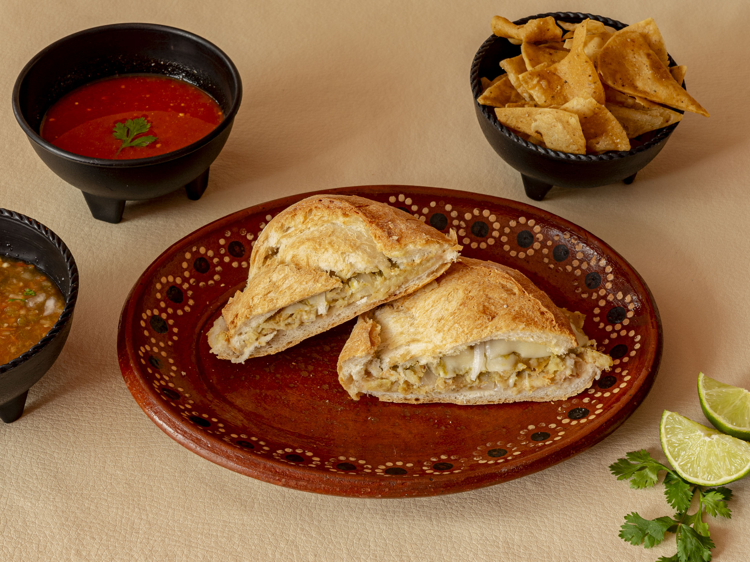 Torta de chilaquiles verdes con frijoles