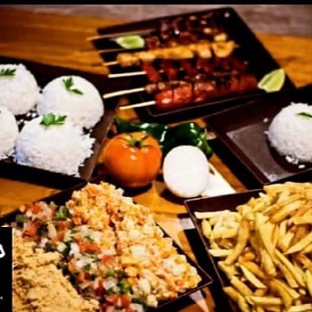 Excelente pra 5 pessoas, acompanha 5 espetinhos tradicionais 5 porção de arroz branco soltinho,maionese de alta qualidade ou macarronese molho a companha e a farofa de bacon e calabresa da casa e batata frita! ( Toda as porçoēs são pra 5 )