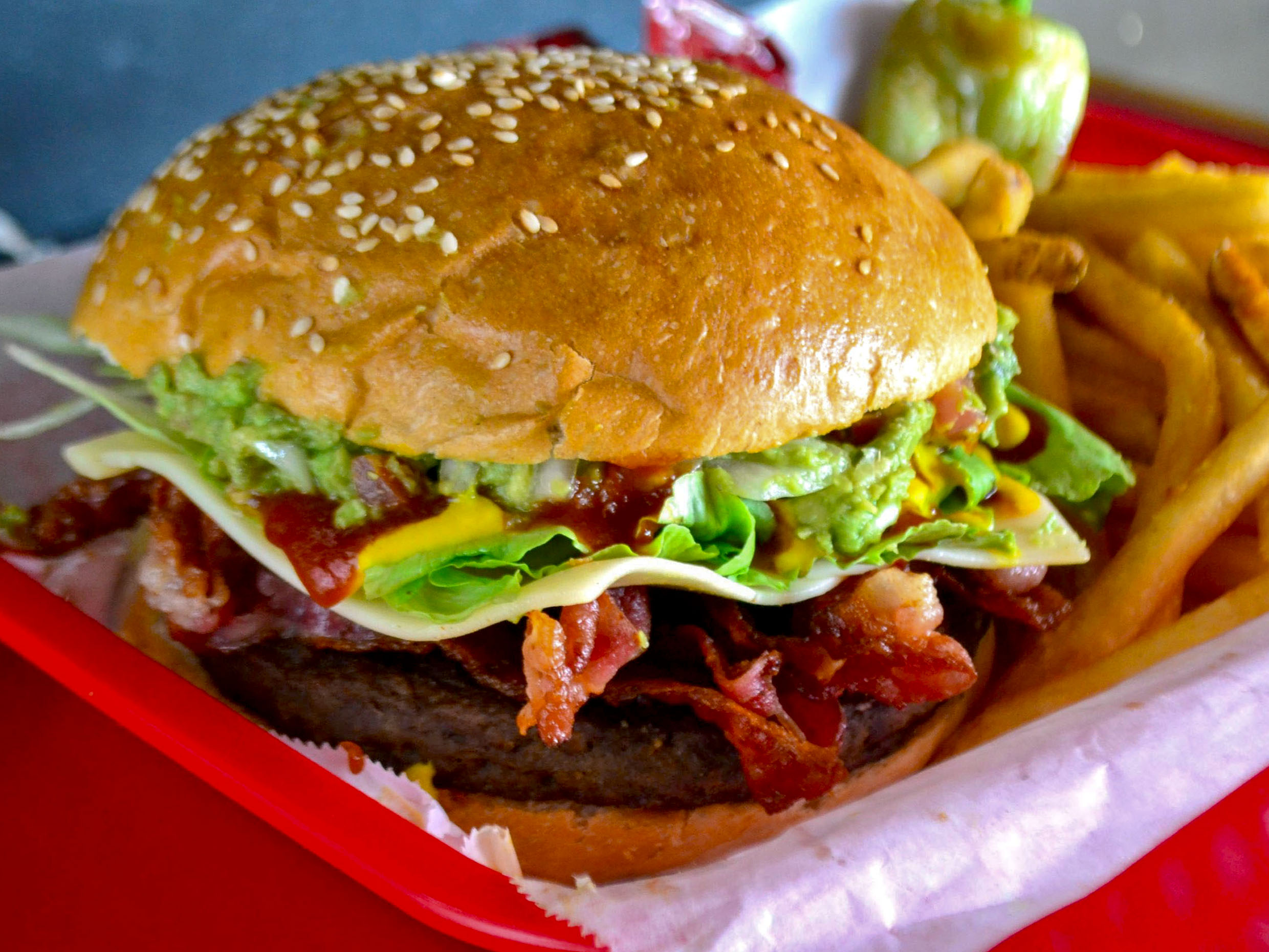 Hamburguesa Guacamole con Tocino + papas