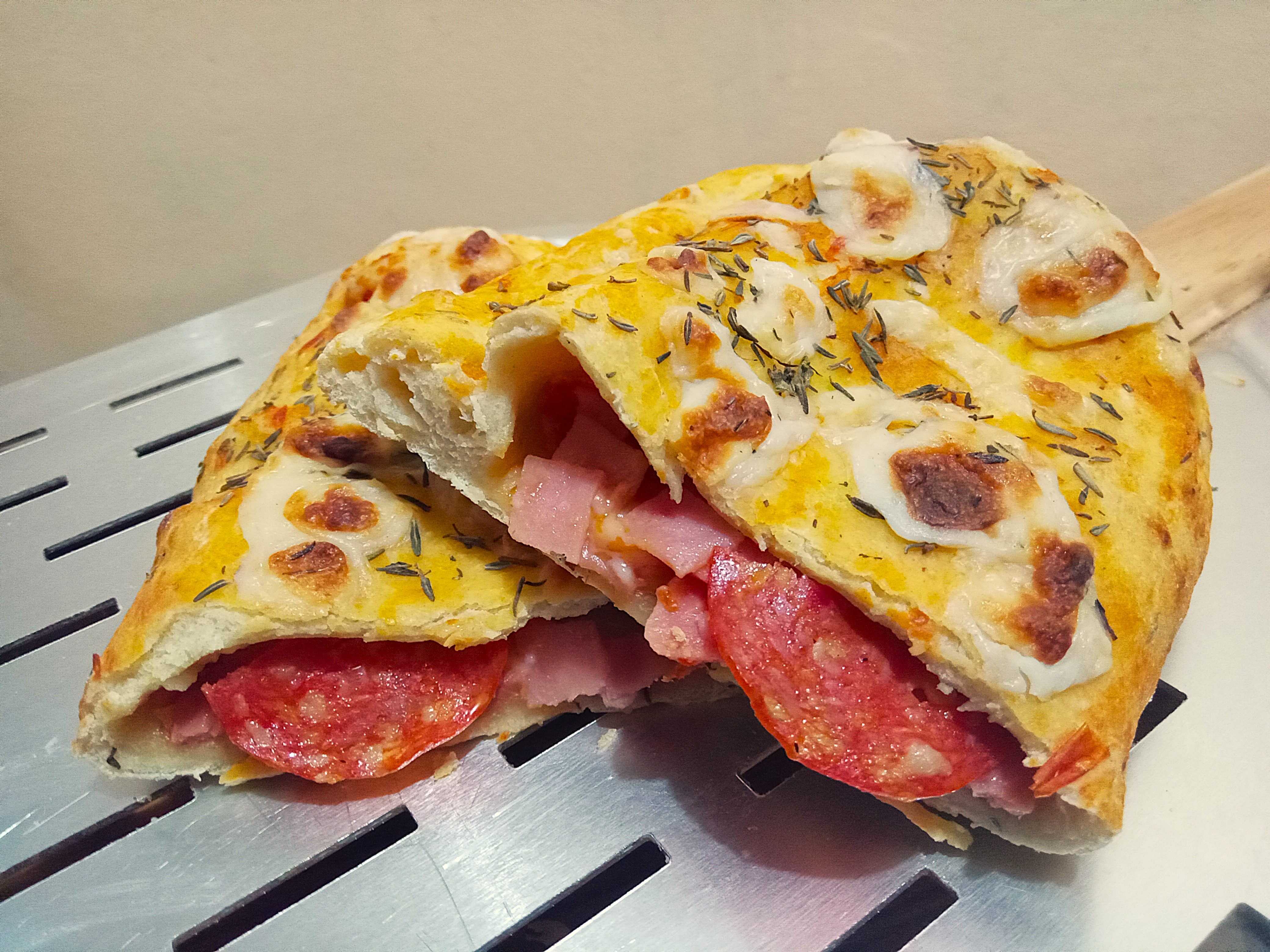 Calzone de Carnes Frías Mediana