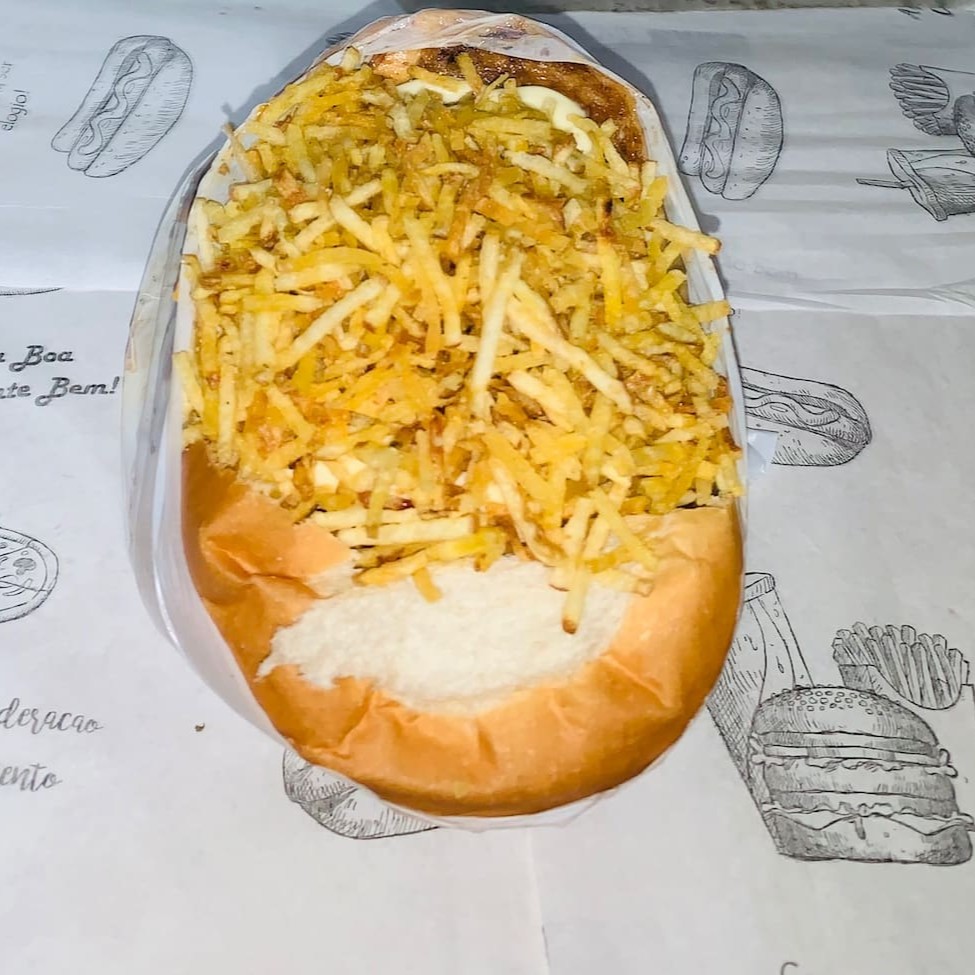 Pão, carne, ovo, cheddar cremoso, queijo mussarela, bacon, calabresa, ketchup, maionese, e batata