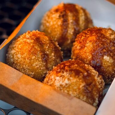 Uma experiência crocante e surpreendente! Nossos bolinhos são recheados com cupim desfiado e queijo muçarela derretido, envoltos em uma casquinha dourada e crocante de farinha panko. Acompanha molho especial para um toque de intensidade na medida certa.  *Foto real do produto*