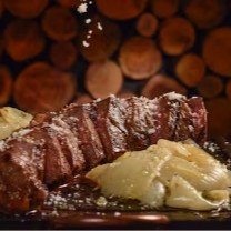 Escolha dois acompanhamentos ou à campanha (arroz branco, batata frita, farofa de ovos e molho à campanha.  - Padrão da casa: Nossas carnes são preparadas ao ponto da casa - vermelhinha por dentro. Qualquer ponto solicitado que não seja este, é necessário que o cliente avise no campo de observação. Serve 2 pessoas