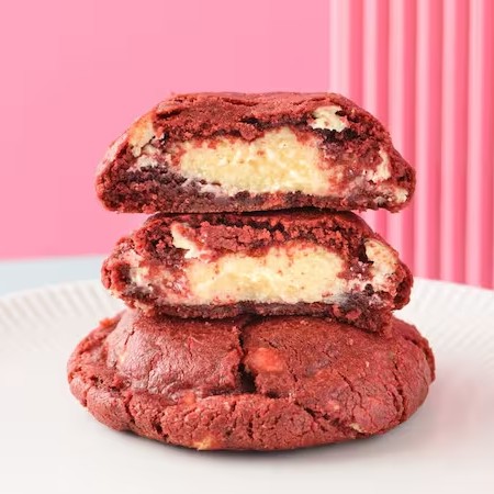 Cookie Red Velvet com gotas de chocolate nobre Branco, recheado com brigadeiro de Cream Cheese.